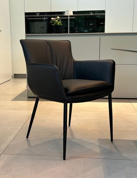 SIX Echtleder Esszimmerstuhl - Lusso Schwarz mit Armlehne und massivem Stahlrahmen - Design ideal für Esszimmer, Küche & Wohnzimmer - Fertig montiert, bis 150 kg - Gastronomie-Qualität | Lederstühle Esszimmer-Stühle kaufen bei