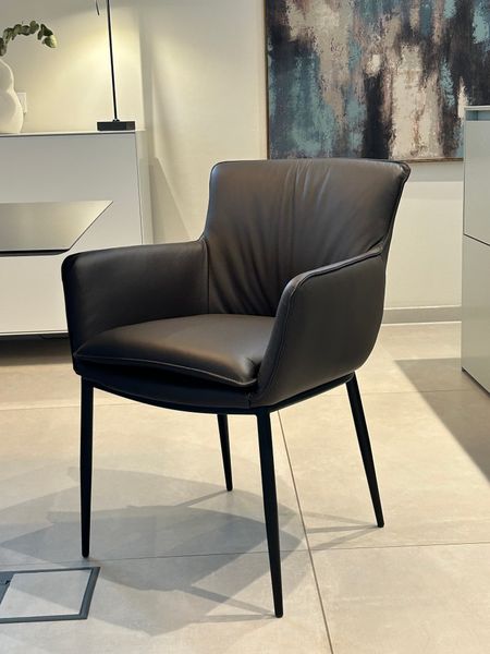 SIX Echtleder Esszimmerstuhl - Lusso Braun mit Armlehne und massivem Stahlrahmen - Design ideal für Esszimmer, Küche & Wohnzimmer - Fertig montiert, bis 150 kg - Gastronomie-Qualität | Lederstühle Esszimmer-Stühle kaufen bei