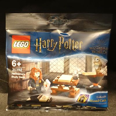 LEGO® Harry Potter 30392 - Hermines Schrein / Hermione's Study Desk (Polybag) LEGO® Harry Potter 30392 - Hermines Schrein / Hermione's Study Desk (Polybag)