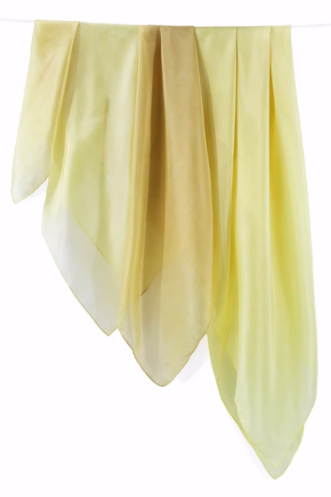 Pañuelo de seda amarillo claro Pañuelo de seda amarillo claro