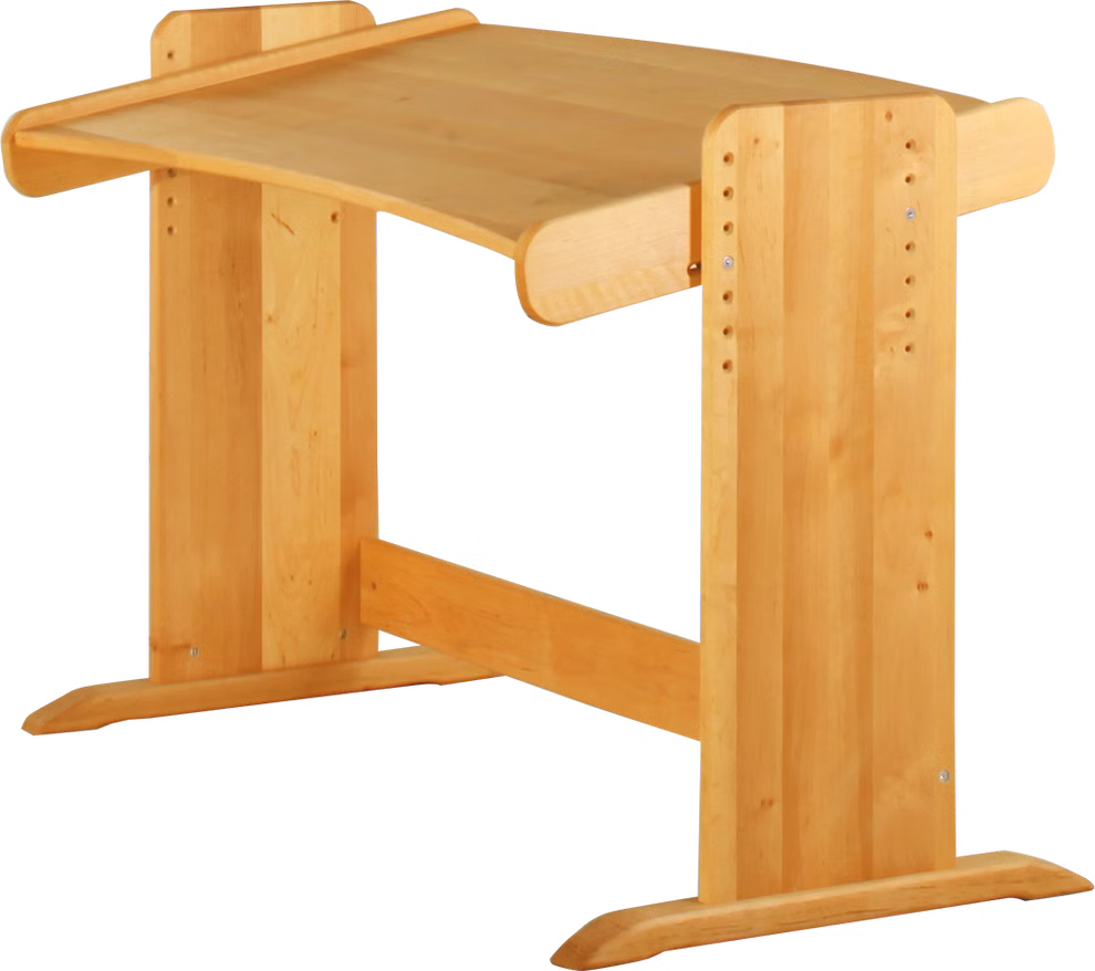 Livipur Livipur Milan Schreibtisch _2740 Der Livipur Milan Schreibtisch von Livipur ist ein moderner Holztisch mit einer geschwungenen Platte stabilen Beinen und einer natürlichen hellen Holzoberfläche die auf einem hellen Boden mit dezenten geometrischen Mustern gezeigt wird.