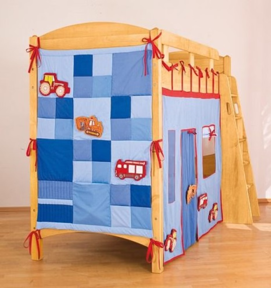 Das Livipur SET Unterbauelement für Hochbett Unterhöhe 140cm von Livipur verfügt über einen blauen Patchwork-Stoffbezug mit Fahrzeugmotiven (Traktor Feuerwehrauto Bulldozer) roten Schleifenbändern und einer kleinen Leiter auf der rechten Seite.