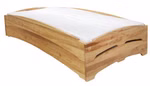 Das Livipur 2er Set Stapelbett Lea von Livipur ist ein modernes minimalistisches Holzbettgestell mit geschwungenem Design heller Holzoberfläche ohne Kopf- und Fußteil und mit einer weißen Matratze darauf.