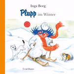 Cover von "Plupp im Winter Inga Borg" von Urachhaus auf dem die blauhaarige Figur Plupp mit rotem Schal und Skiern im Schnee neben einem weißen Wiesel und einem Lemming zu sehen ist. Im Hintergrund erscheint eine rote Sonne.