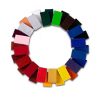 Eine kreisförmige Anordnung von Stockmar Wachsmalblöcken in 32 Farben bildet ein regenbogenartiges Farbrad aus rechteckigen Blöcken auf schwarzem Hintergrund. weiß