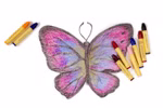 Ein Schmetterling ist mit Stockmar Wachsmalstiften Einzelstift in rosa lila blau und gelb gezeichnet. Um den Schmetterling herum sind sieben sortierte Stockmar Buntstifte auf weißem Hintergrund verteilt. indigo