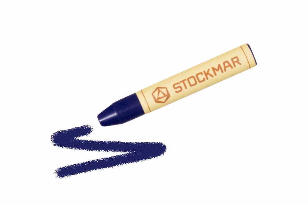 Stockmar STOCKMAR Wachsmalstifte Einzelstift in 32 Farben_31373 preußischblau Ein STOCKMAR Wachsmalstifte Einzelstift in blau von Stockmar auf weißem Hintergrund mit einem blauen Schnörkel neben der Spitze. preußischblau