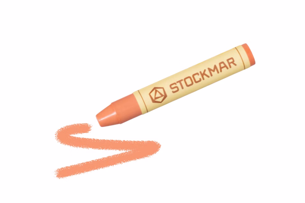 Stockmar STOCKMAR Wachsmalstifte Einzelstift in 32 Farben_31391 perlrosa Ein STOCKMAR Wachsmalstifte Einzelstift in Pfirsich von Stockmar ruht auf einer weißen Fläche neben der eine geschwungene Linie gezeichnet ist. perlrosa