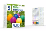 Eine Schachtel Ostereierfarben von Auro auf rein natürlicher Basis von Auro mit fünf natürlich gefärbten Eiern - orange rot lila blau und gelb - auf Gras mit Gänseblümchen. Auf der Seite sind Inhaltsstoffe und Produktdetails aufgeführt.