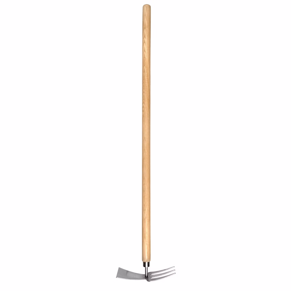 Sneeboer Kombi Gartenhacke aus Edelstahl für Kinder_3214 Die Sneeboer Kombi Gartenhacke aus Edelstahl für Kinder hat einen langen Holzgriff einen Metallkopf mit einer flachen Klinge auf der einen Seite und drei Zinken auf der anderen Seite isoliert auf weißem Hintergrund.