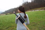 Eine Frau trägt die Spielzeugmanufaktur VAH Schultergurt für Schwerter.
