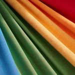 HängemattenGlück Kinderhängematte Cabrita bis 80 kg_31512 regenbogen Eine Nahaufnahme der Kinderhängematte Cabrita von HängemattenGlück. Sie zeigt ein strukturiertes netzartiges Gewebe aus leuchtend blauen grünen gelben orangen und roten Bahnen die parallel zueinander drapiert sind. Hält bis zu 80 kg. regenbogen