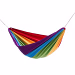 HängemattenGlück Kinderhängematte Cabrita bis 80 kg_31513 regenbogen Die HängemattenGlück Kinderhängematte Cabrita (bis 80 kg) ist in den Farben rot orange gelb grün blau und lila gestreift und hängt an zwei weißen Seilen vor einem weißen Hintergrund. regenbogen