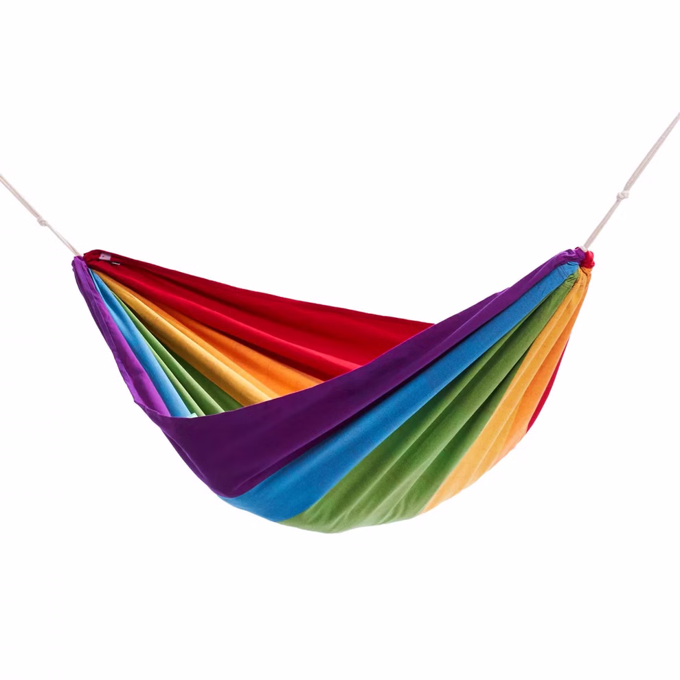 HängemattenGlück Kinderhängematte Cabrita bis 80 kg_31513 regenbogen Die HängemattenGlück Kinderhängematte Cabrita (bis 80 kg) ist in den Farben rot orange gelb grün blau und lila gestreift und hängt an zwei weißen Seilen vor einem weißen Hintergrund. regenbogen