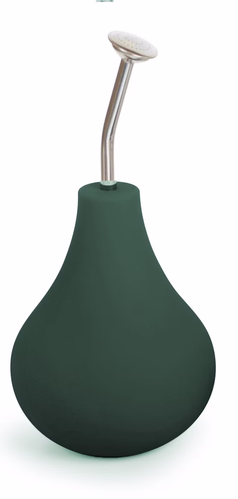 Geda Garden Gießbrause 250 ml Handbrause_3909 Eine dunkelgrüne birnenförmige Geda Garden Gießbrause 250 ml mit einer oben angebrachten gebogenen Metalltülle dargestellt auf weißem Hintergrund.