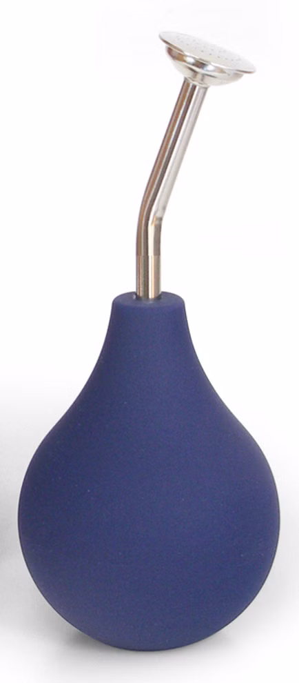 Geda Garden Gießbrause 250 ml Handbrause_3910 Die Geda Garden Gießbrause eine 250 ml Handbrause mit gebogener Metalltülle und flacher Rundspitze ist auf weißem Hintergrund abgebildet.