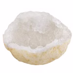 Die Cosmocolor Quarzdruse Ø 7 cm besteht aus einer weißen Geode mit einer rauen beigen Außenhülle und einem hohlen Kern der mit funkelnden durchscheinenden Kristallen besetzt ist.