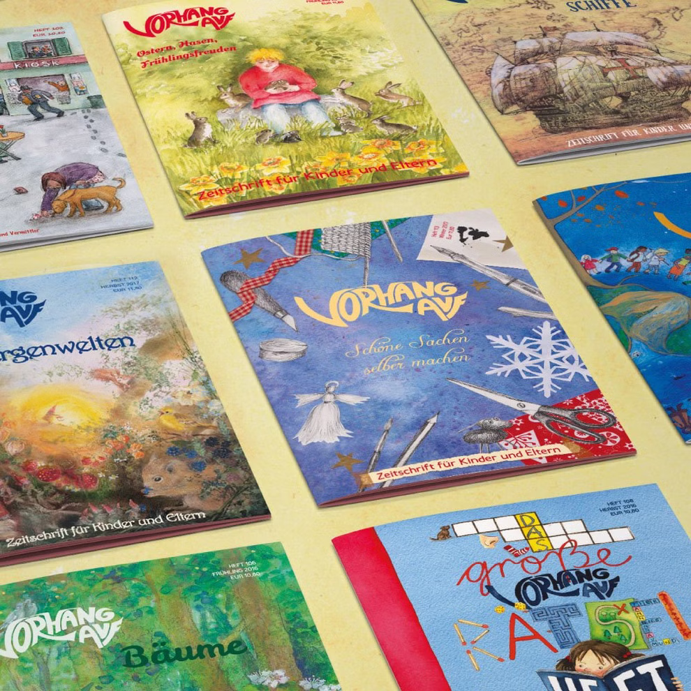 Waldow Verlag Jahresabo Vorhang Auf - Die Waldorf-Kinderzeitschrift 4 Ausgaben inkl. Porto_3218 International Vier farbenfrohe Ausgaben von "Jahresabo Vorhang Auf - Die Waldorf-Kinderzeitschrift" aus dem Waldow Verlag sind auf einer hellgelben Fläche angeordnet und zeigen auf ihren illustrierten Umschlägen Natur Tiere Kinder und verspielte Muster. International