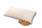 Ein rechteckiges Bio Steppkissen 40x80cm mit Dinkelgefüllt von Baumberger Schlafkomfort liegt auf einer weißen Fläche unter deren unterem Rand lose Dinkelkörner hervorlugen.