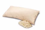 Ein Bio Steppkissen 40x80cm von Baumberger Schlafkomfort dessen beige Hülle auf einer weißen Fläche liegt und aus dem etwas cremefarbenes Latexflocken-Füllmaterial heraustritt.