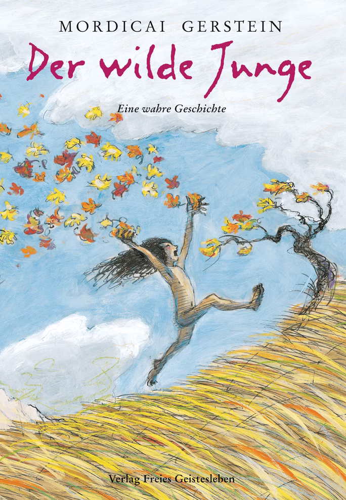 Freies Geistesleben Der wilde Junge Mordicai Gerstein_4030 Das Cover von Der wilde Junge Mordicai Gerstein von Freies Geistesleben zeigt ein fröhliches Kind mit wilden Haaren das barfuß auf einem Hügel läuft und Herbstblätter in der Nähe eines windgepeitschten Baumes wirft.