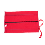 Morgenspruch Eurythmieversand Rollmäppchen rot 16er _34081 Der Morgenspruch Eurythmieversand Rollmäppchen rot 16er ist eine rechteckige rote Stoffmatte mit horizontalen Nähten einem schwarzen Mittelstreifen und zwei roten Kordeln an einer Seite zum Binden oder Sichern der Matte.