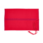 Morgenspruch Eurythmieversand Rollmäppchen rot 16er _34082 Der Morgenspruch Eurythmieversand Rollmäppchen rot 16er ist eine leuchtend rote rechteckige gerippte Stoffmatte mit einer roten Kordel die flach auf einem weißen Hintergrund abgebildet ist.