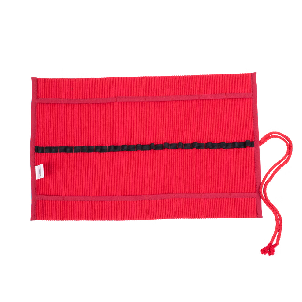 Morgenspruch Eurythmieversand Rollmäppchen rot 16er _34081 Der Morgenspruch Eurythmieversand Rollmäppchen rot 16er ist eine rechteckige rote Stoffmatte mit horizontalen Nähten einem schwarzen Mittelstreifen und zwei roten Kordeln an einer Seite zum Binden oder Sichern der Matte.