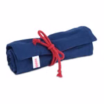 12er Rollmäppchen - blaubeere/kirsche" aus Bio-Baumwolle von Waldorfkind zusammengerollt und mit rotem Band gebunden mit kleinem weißem Etikett mit roter Schrift auf weißem Hintergrund fotografiert.
