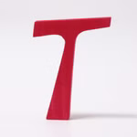 Grimm's Grimm's Anthroposophische Buchstaben aus Holz H 75 cm_23158 T Ein roter Holzbuchstabe T aus Grimms Anthroposophischen Buchstaben aus Holz H 75 cm steht aufrecht vor einem schlichten weißen Hintergrund. T
