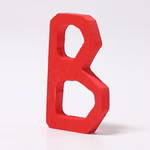 Grimm's Grimm's Anthroposophische Buchstaben aus Holz H 75 cm_23282 B Ein roter dreidimensionaler Holzbuchstabe B aus Grimms Anthroposophischen Buchstaben aus Holz H 75 cm steht aufrecht auf weißem Grund. B