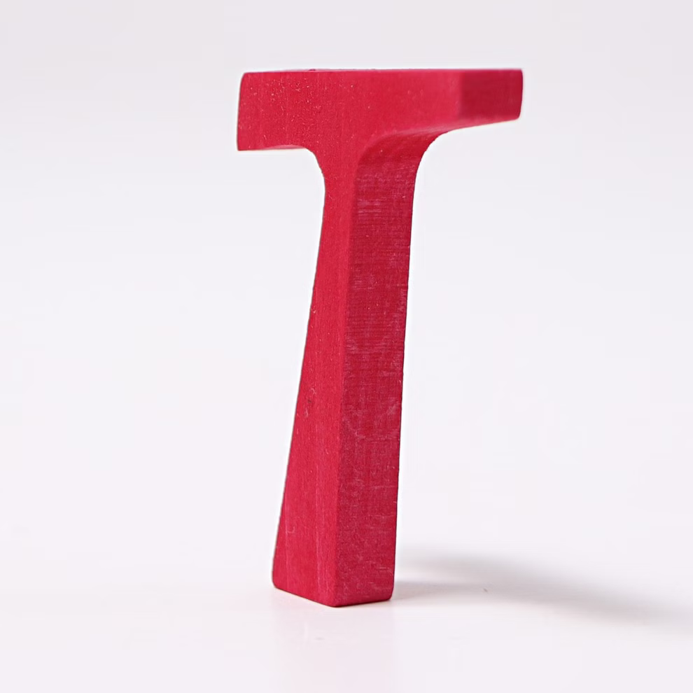 Grimm's Grimm's Anthroposophische Buchstaben aus Holz H 75 cm_23159 T Ein dreidimensionaler roter Holzbuchstabe T (75 cm) von Grimm's steht aufrecht auf einem schlichten weißen Hintergrund. T