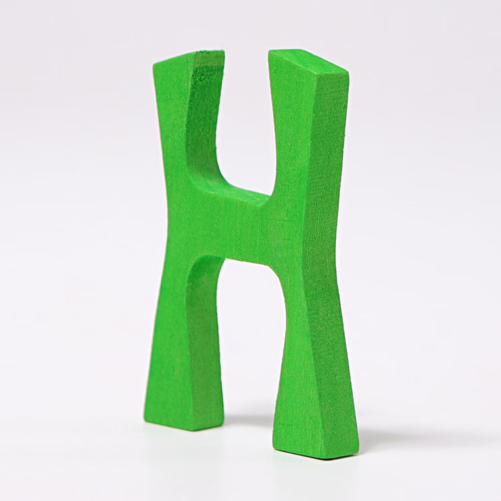 Grimm's Grimm's Anthroposophische Buchstaben aus Holz H 75 cm_23187 H Der Grimm'sche Anthroposophische Buchstabe aus Holz H (75 cm) ein grüner Holzbuchstabe von Grimm steht aufrecht vor einem schlichten weißen Hintergrund. H
