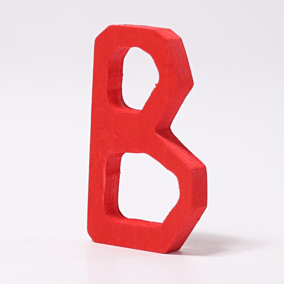 Grimm's Grimm's Anthroposophische Buchstaben aus Holz H 75 cm_23282 B Ein roter dreidimensionaler Holzbuchstabe B aus Grimms Anthroposophischen Buchstaben aus Holz H 75 cm steht aufrecht auf weißem Grund. B