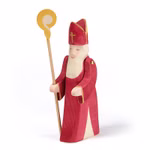 Der Ostheimer Sankt Nikolaus H 175 cm ist eine Holzfigur von Ostheimer die einen Bischof in rotem Gewand und Mitra darstellt der einen gelben Krummstab in der Hand hält isoliert auf weißem Hintergrund.