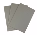 Daler-Rowney Professional Linolplatte A4 Daler-Rowney Professional _14084 Drei sich überlappende graue Linolplatten A4 von Daler-Rowney Professional sind vor einem weißen Hintergrund aufgefächert.