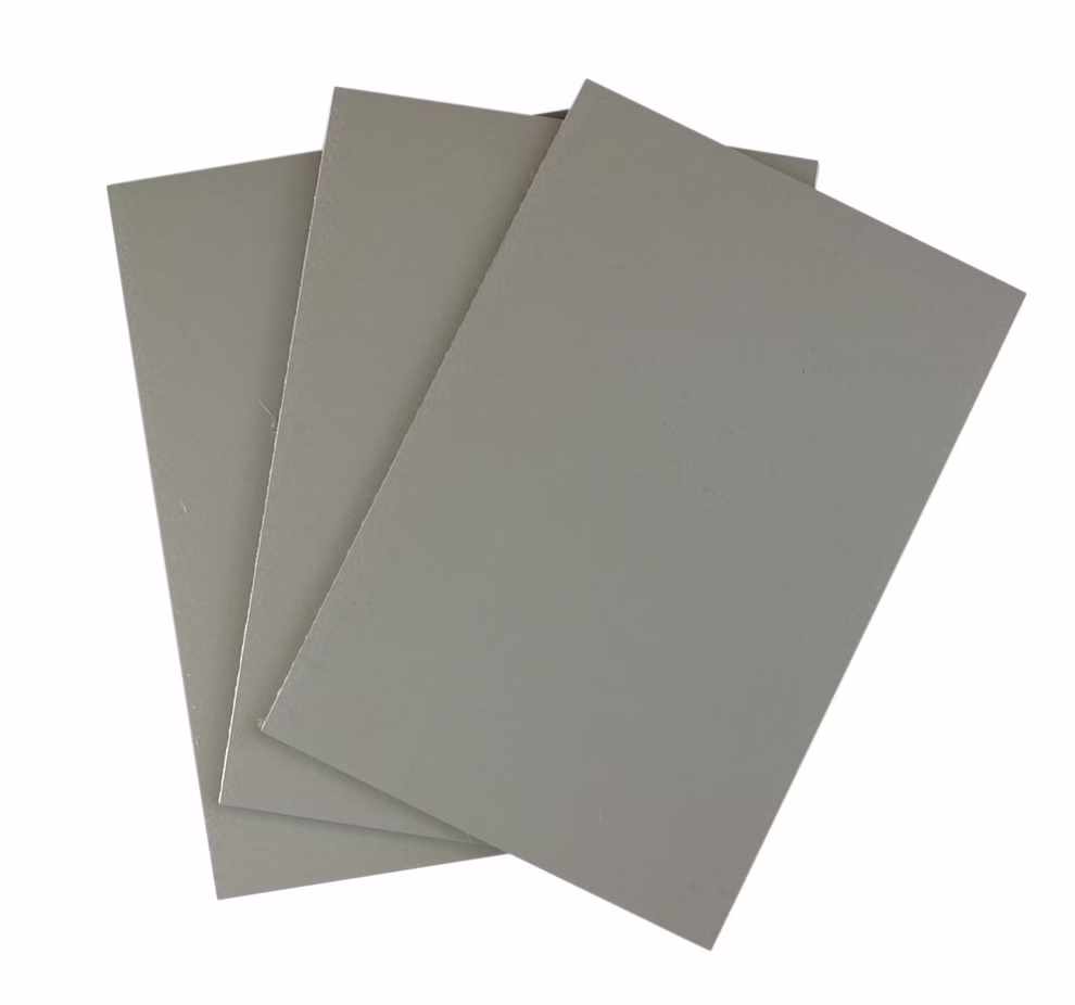 Daler-Rowney Professional Linolplatte A4 Daler-Rowney Professional _14084 Drei sich überlappende graue Linolplatten A4 von Daler-Rowney Professional sind vor einem weißen Hintergrund aufgefächert.