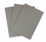 Daler-Rowney Professional Linolplatte A3 Daler-Rowney Professional _14087 Drei Linolplatten A3 von Daler-Rowney Professional sind in einem überlappenden aufgefächerten Stapel auf einem weißen Hintergrund angeordnet.