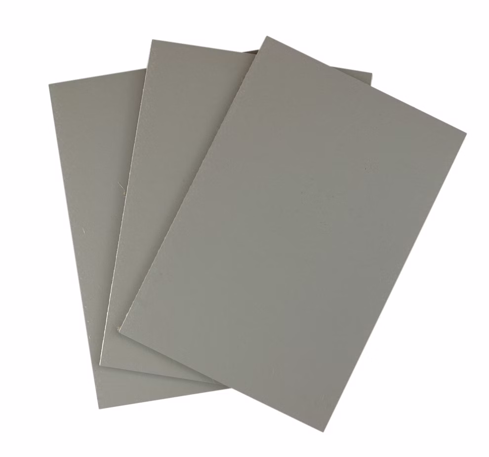 Daler-Rowney Professional Linolplatte A3 Daler-Rowney Professional _14087 Drei Linolplatten A3 von Daler-Rowney Professional sind in einem überlappenden aufgefächerten Stapel auf einem weißen Hintergrund angeordnet.