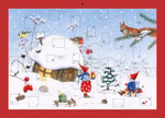 Der Urachhauser Adventskalender "Pippa und Pelle" (46 x 33 cm) zeigt zwei Kinder mit roten Mützen vor einem verschneiten Haus mit Geschenken Schlitten Vögeln einem Eichhörnchen auf einem Tannenzweig und schneebedeckten Bäumen während leise Schnee fällt.
