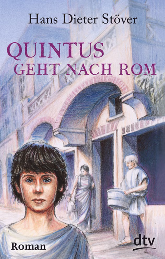 dtv Quintus geht nach Rom Roman_5173 Das Buchcover von "Quintus geht nach Rom Roman" von dtv zeigt einen dunkelhaarigen Jungen in antiker römischer Kleidung auf einer Straße mit Bögen umgeben von anderen römisch gekleideten Personen.