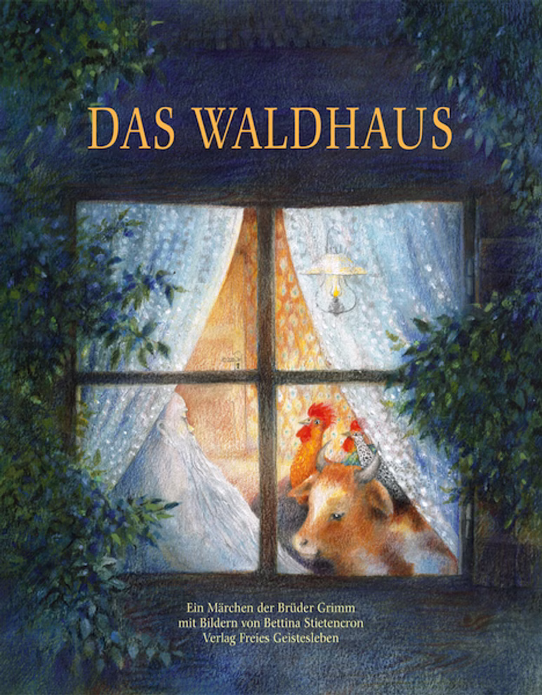 Freies Geistesleben Das Waldhaus Ein Märchen der Brüder Grimm_7141 Illustration eines gemütlichen warm beleuchteten Hausfensters bei Nacht das ein Mädchen einen bärtigen Mann eine Kuh einen Hahn und eine Henne zeigt; über dem Fenster steht der Titel "Das Waldhaus Ein Märchen der Brüder Grimm" von Freies Geistesleben.