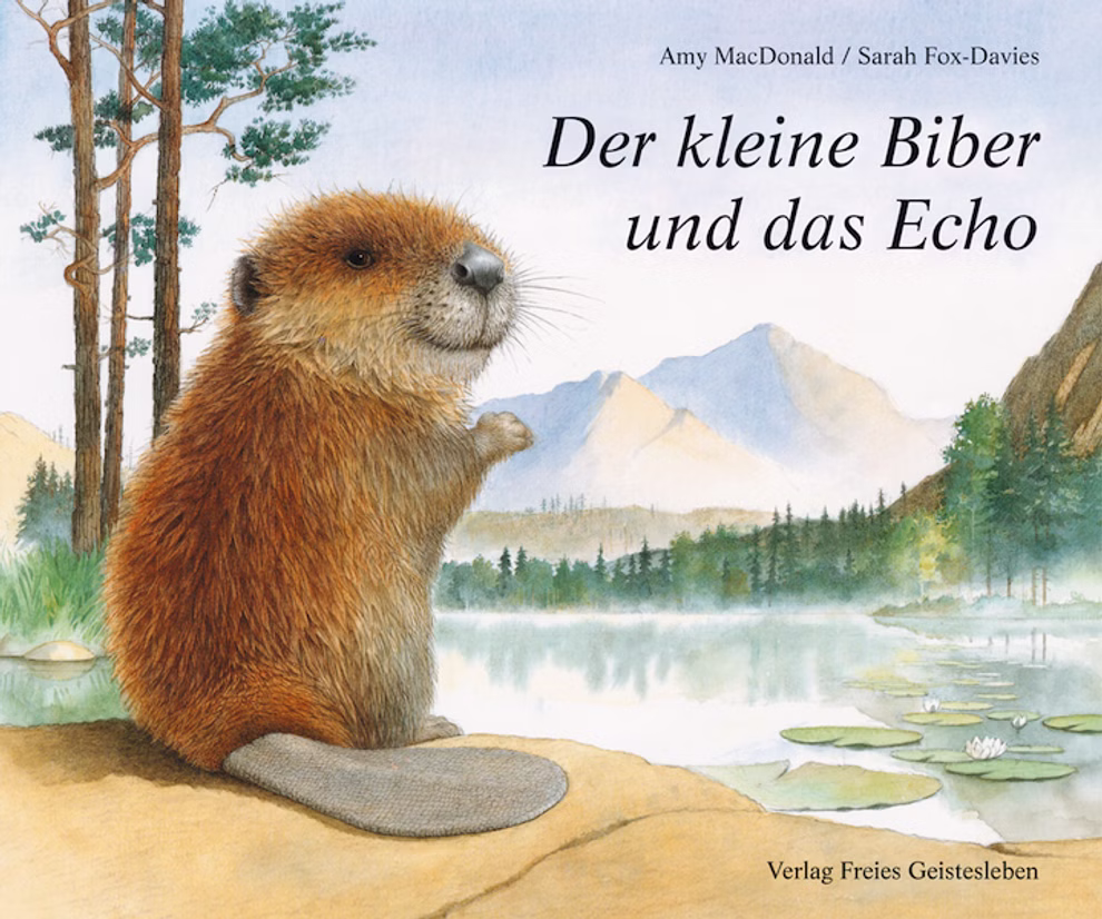 Freies Geistesleben Der kleine Biber und das Echo Amy MacDonalds_7522 Ein Biber sitzt an einem ruhigen See mit Bäumen und Bergen neben dem Buch "Der kleine Biber und das Echo Amy MacDonalds" von Freies Geistesleben.