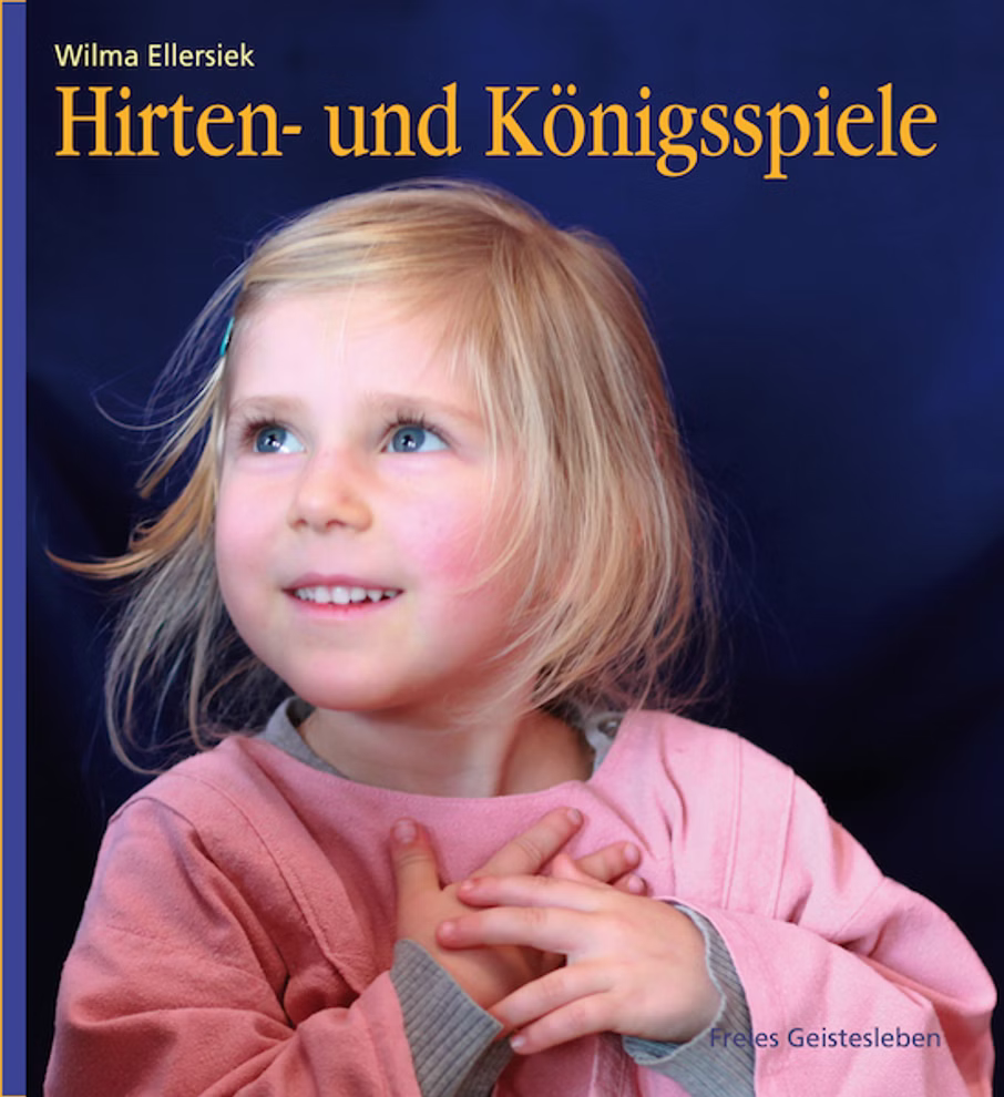 Freies Geistesleben Hirten- und Königsspiele für den Kindergarten Handgesten- und Bewegungsspiele_7814 Ein junges blondes Mädchen in einem rosafarbenen Mantel lächelt und blickt mit verschränkten Armen auf unter dem Titel "Hirten- und Königsspiele für den Kindergarten Handgesten- und Bewegungsspiele" von Freies Geistesleben.