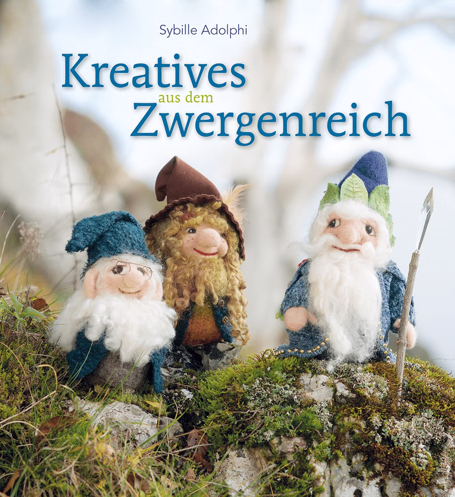 Freies Geistesleben Kreatives aus dem Zwergenreich Bastelbuch_7899 Das Cover von Kreatives aus dem Zwergenreich Bastelbuch von Freies Geistesleben zeigt drei handgefertigte Zwergenpuppen mit bunten Hüten und Bärten die im Freien auf moosbewachsenen Steinen stehen.