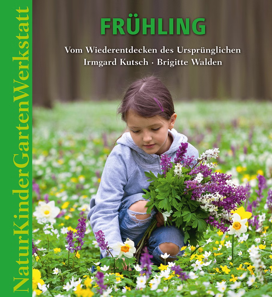 Freies Geistesleben Natur-Kinder-Garten-Werkstatt Frühling Irmgard Kutsch Brigitte Walden_33814 Ein Mädchen hält einen Blumenstrauß aus der Natur-Kinder-Garten-Werkstatt Frühling von Irmgard Kutsch und Brigitte Walden Freies Geistesleben.