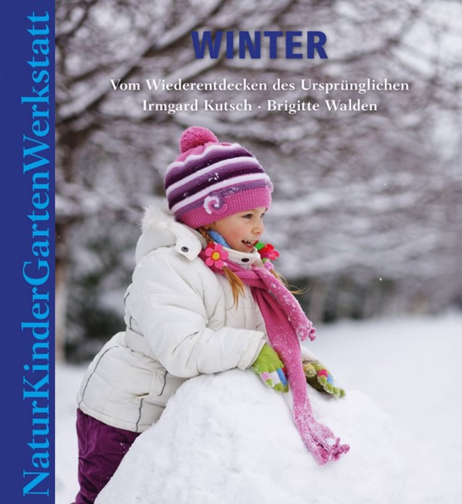 Freies Geistesleben Natur-Kinder-Garten-Werkstatt Winter Irmgard Kutsch Brigitte Walden_7905 Ein junges Mädchen in einem weißen Mantel und mit rosa Hut formt draußen einen Schneeball. Das Cover der "Natur-Kinder-Garten-Werkstatt Winter" von Irmgard Kutsch & Brigitte Walden (Freies Geistesleben) zeigt den Text "WINTER" und nennt die beiden Autorinn
