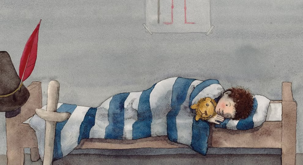Urachhaus Magnus und der Nachtlöwe Sanne Dufft_8147 Ein Kind mit dunklen Haaren schläft in einem blau-weiß gestreiften Holzbett und umarmt einen Teddybären daneben liegen ein Spielzeugschwert und ein Hut mit roten Federn. Inspiriert von "Magnus und der Nachtlöwe" von Sanne Dufft (Urachhaus) ist das Zimmer s