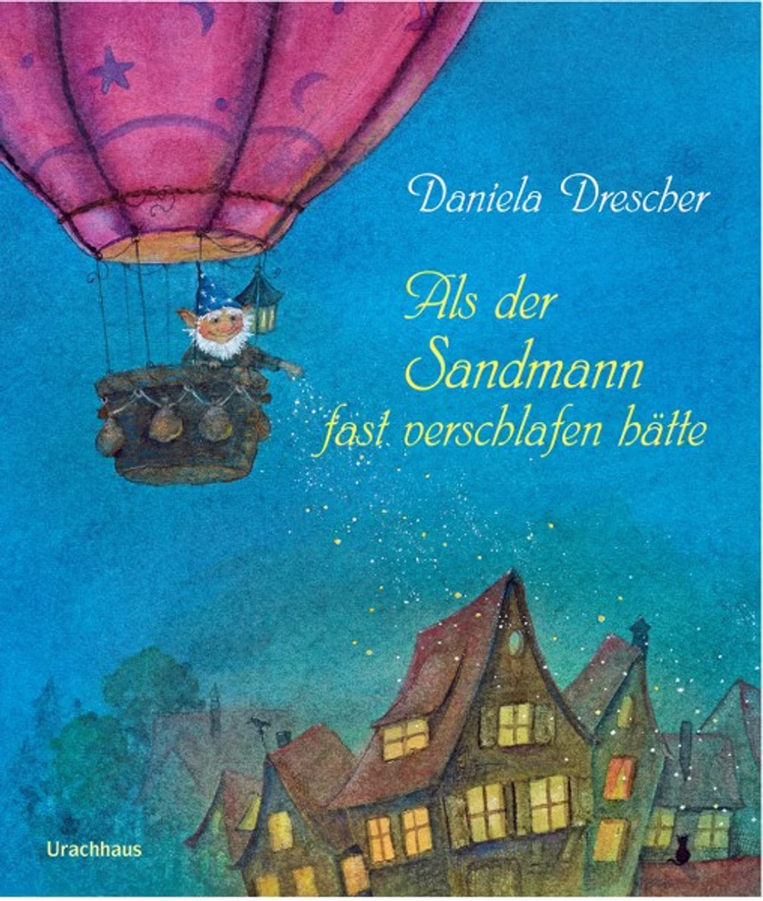 Urachhaus Als der Sandmann fast verschlafen hätte Daniela Drescher _8157 Illustration einer kleinen elfenähnlichen Figur in einem Heißluftballon der nachts über die Dächer schwebt. Das deutsche Buch "Als der Sandmann fast verschlafen hätte Daniela Drescher" ist von Urachhaus.