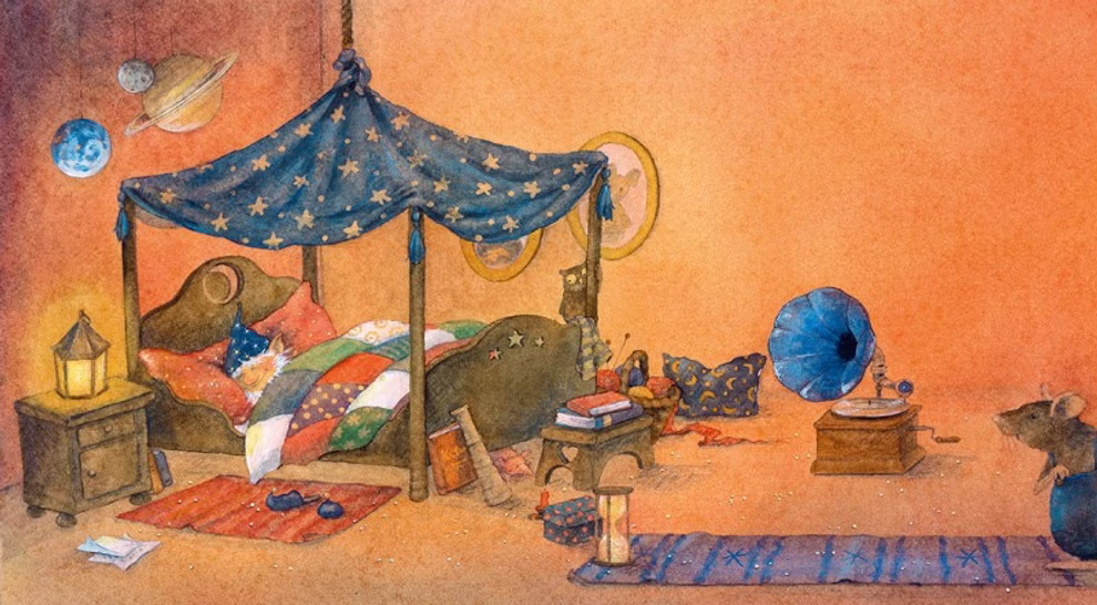 Urachhaus Als der Sandmann fast verschlafen hätte Daniela Drescher _8158 Ein gemütliches von warmem Licht durchflutetes Schlafzimmer mit dem zauberhaften Buch "Als der Sandmann fast verschlafen hätte" von Daniela Drescher (Urachhaus) einer Patchworkdecke einem Sternenhimmelbett einem Grammophon Büchern und skurrilen Details wie